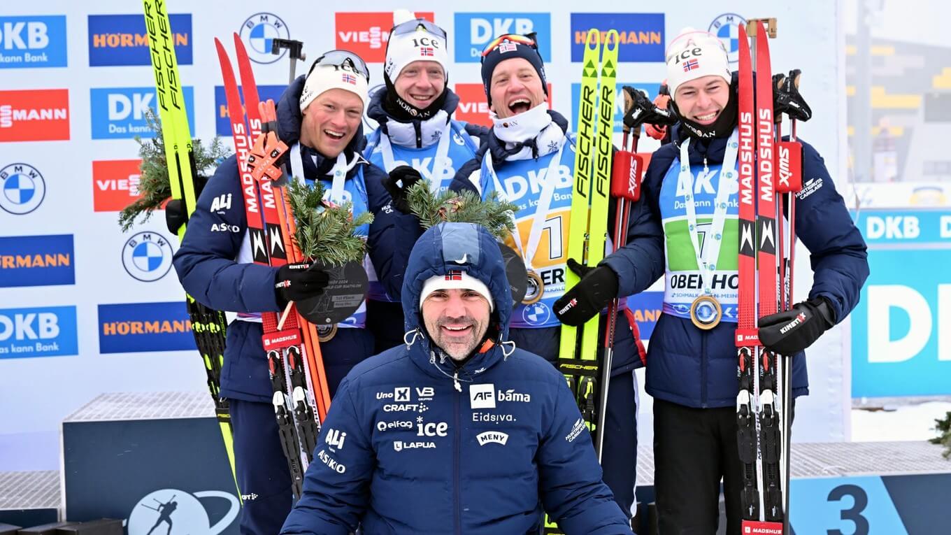 Nórski biatlonisti oslavujú víťazstvo na MS biatlon v nemeckom Oberhofe