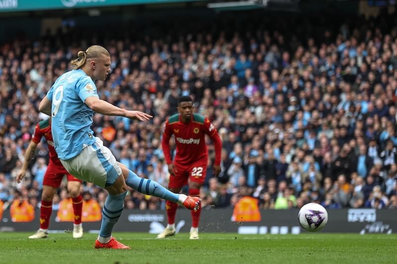 Erling Haaland v drese Manchester City pri pokutovom kope