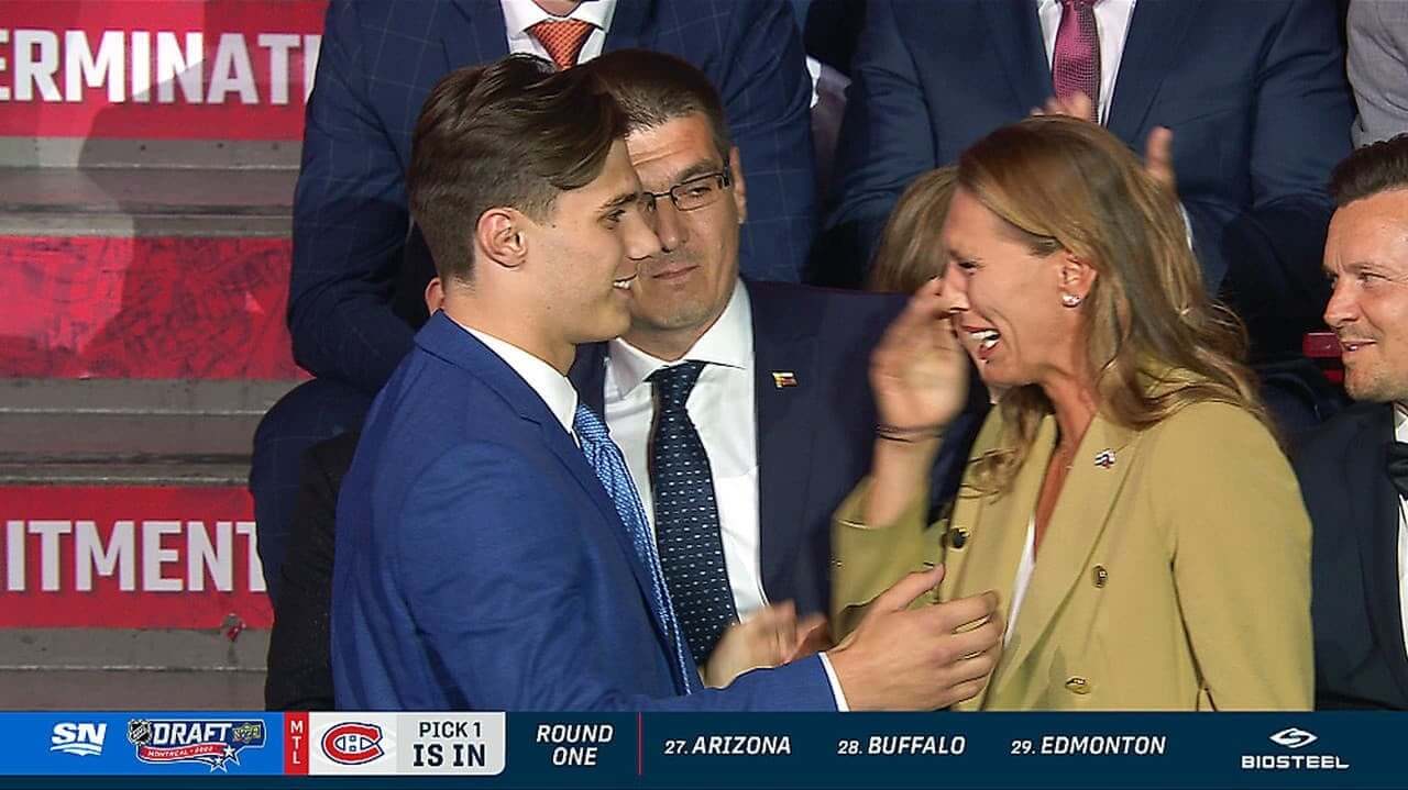 Na drafte NHL 2022 podporovali Juraja Slafkovského jeho otec a aj mama.