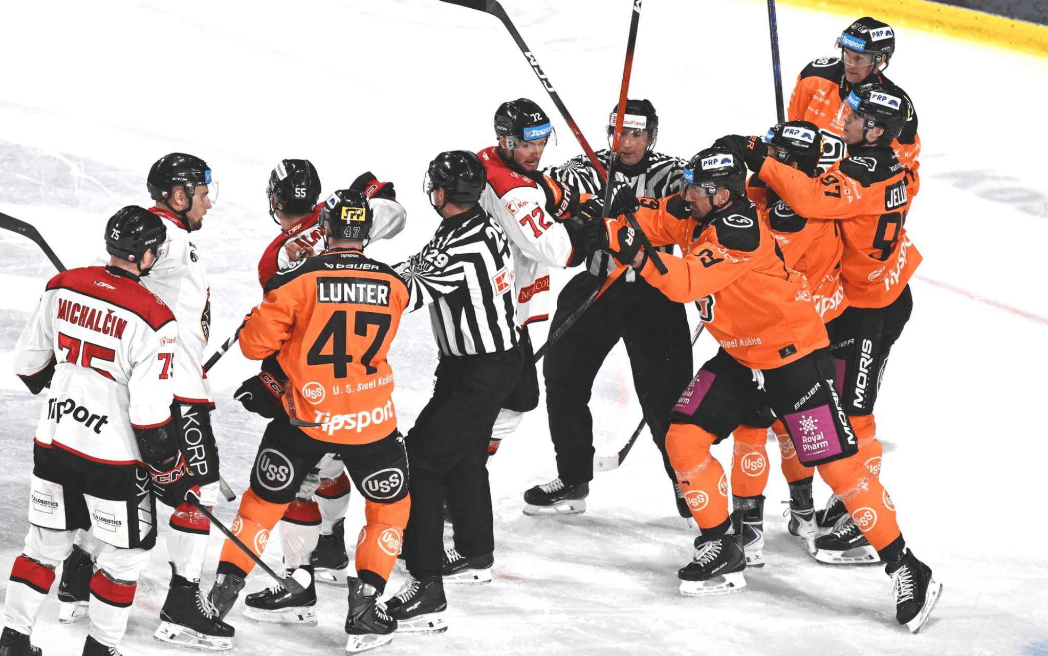 Šarvátka hráčov Košíc a Banskej Bystrice v play-off Tipsport ligy