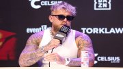 Jake Paul na tlačovej konferencii